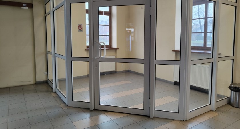 Władza robi szopkę z otwarcia kasy, a z dworca PKP wynoszą się najemcy. Przez podwyżki opłat