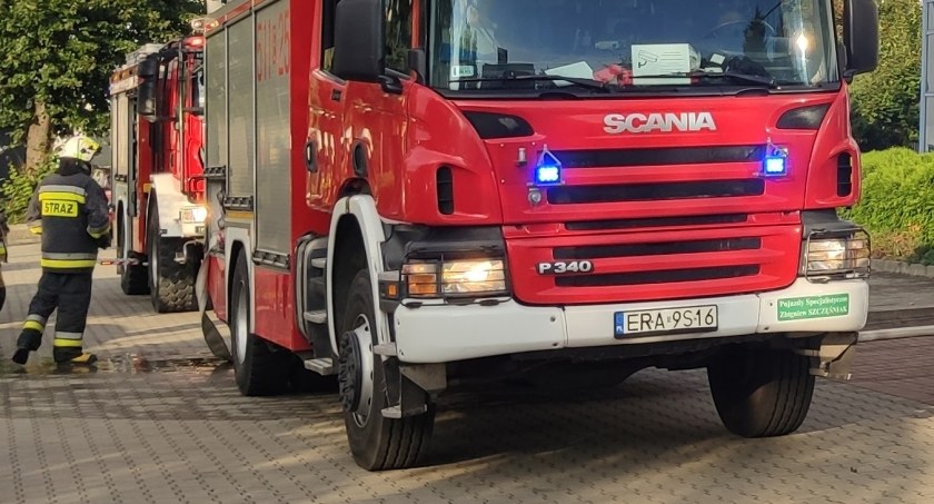 Klekowiec, gmina Radomsko. Ktoś podpalił dzikie wysypisko opon. Strażacy przez godzinę gasili pożar