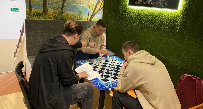 Gambit Elektryk - Królewska gra zamiast smartfonów. W ZSEE powstało miejsce, gdzie rządzi strategia