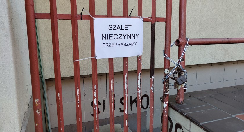 Urząd remontuje szalet przy Reymonta. Będzie samoobsługowy, za złotówkę. Bo nikt nie chciał go prowadzić