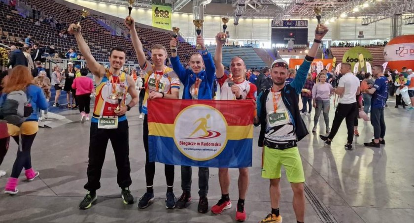 Sztafeta Biegaczy z Radomska na podium DOZ Maraton Łódź 