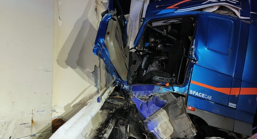 [ZDJĘCIA] Wypadek na autostradzie A1 w okolicy miejscowości Ochocice. Jeden z kierowców uwięziony w kabinie 