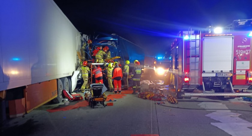 Autostrada A1, Ochocice gmina Kamieńsk. Wiadomo, dlaczego doszło do zderzenia dwóch ciężarówek. Sprawca trafił do szpitala