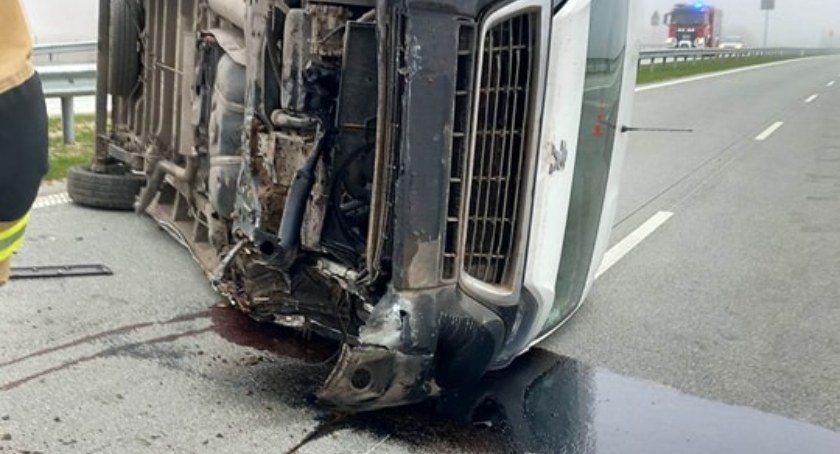 Dwie kolizje na autostradzie A1 i pożar poszycia w lesie. Strażacy z Kamieńska w poniedziałek słyszeli alarm co kilka godzin