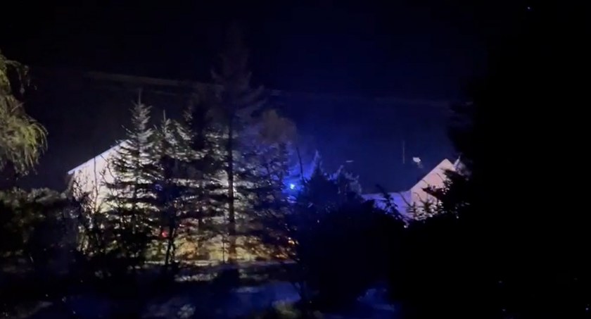 [WIDEO] Pożar samochodu w miejscowości Pudzików. Dwa zastępy walczyły z ogniem przez ponad godzinę