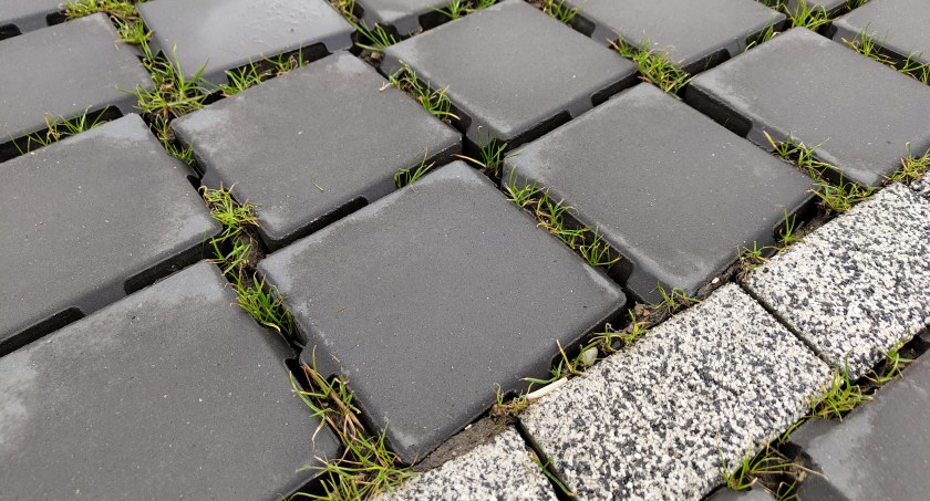 Czytelnik: Parking używany jest kilka miesięcy, a już można wyjmować kostkę jak klocki. UM odpowiada: Będzie przegląd gwarancyjny