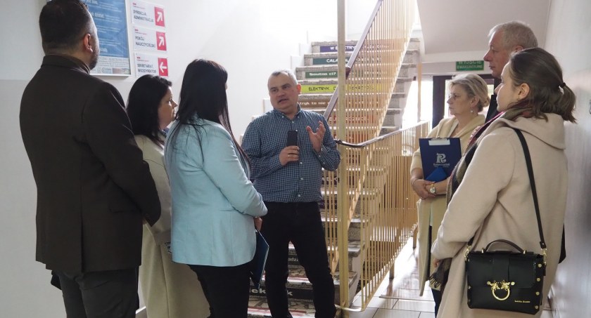 Wiosenny przegląd stanu technicznego szkół i placówek Powiatu Radomszczańskiego. Komisja liczyła 9 osób