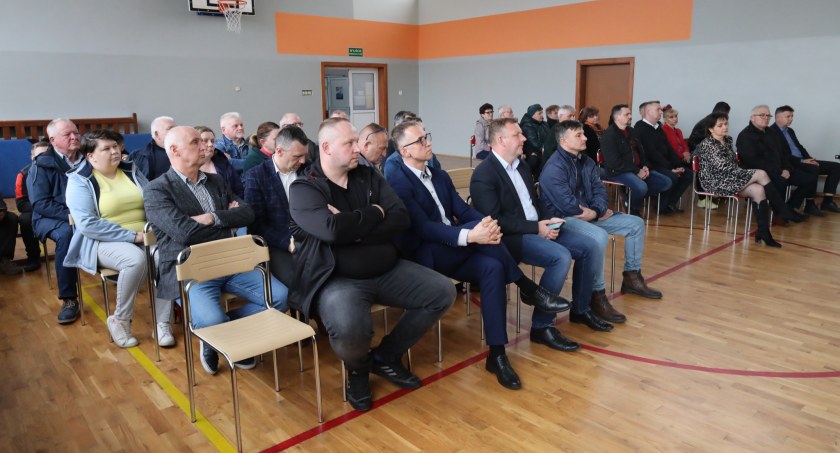 Jarosław Ferenc spotyka się z mieszkańcami. Przychodzą radni i kilkadziesiąt osób z danej dzielnicy