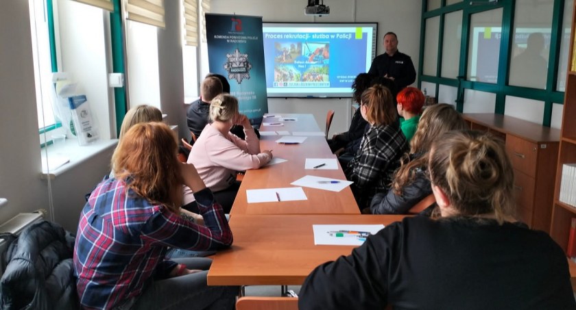 Praca w policji cieszy się powodzeniem. PUP organizuje spotkania, których pomysłodawcą jest aspirant Dariusz Trepka