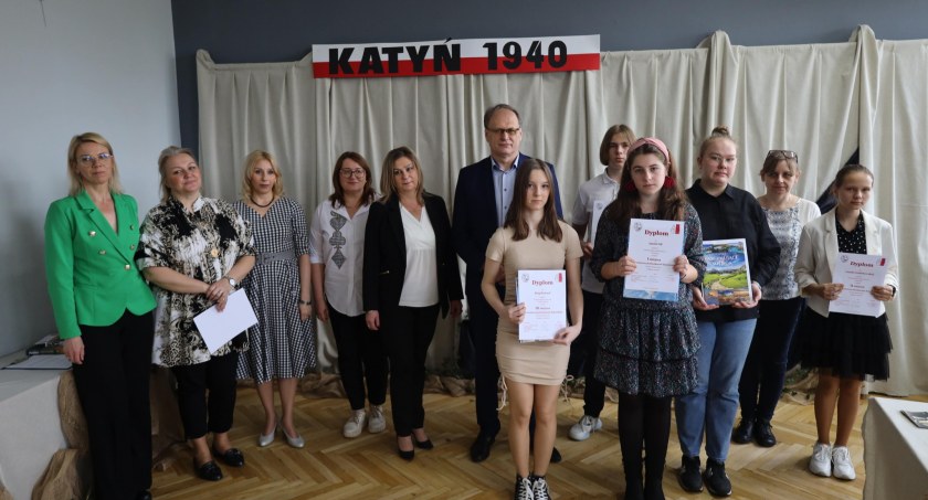 XIX Powiatowy Konkurs Katyński rozstrzygnięty. Laureaci nagrody odebrali w Reymontówce na Bugaju