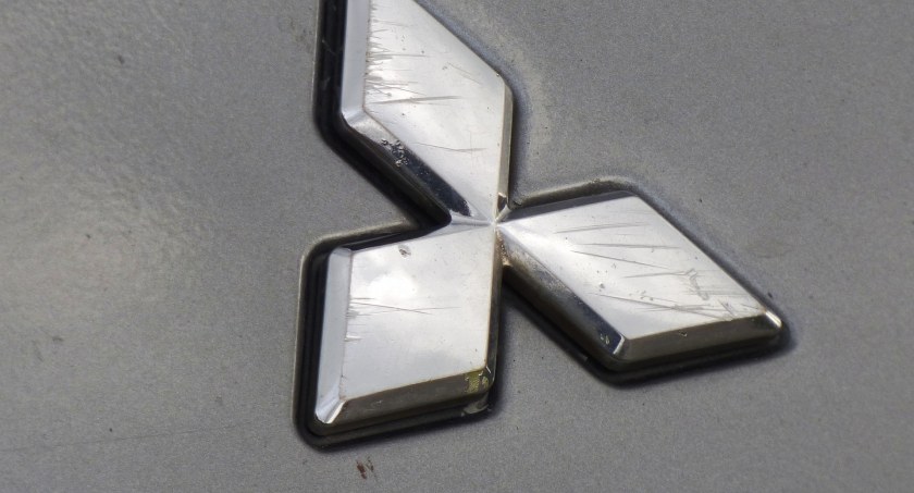 Kierowca mitsubishi wsiadł za kierownicę, mimo że nie ma prawa jazdy. W dodatku był kompletnie pijany