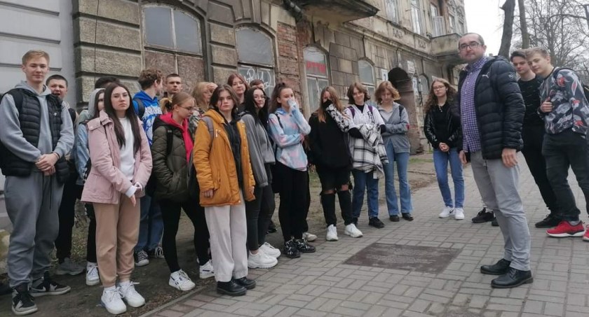 Spacer śladami radomszczańskich Żydów. Uczniowie Mechanika poznawali historię na ulicach miasta 