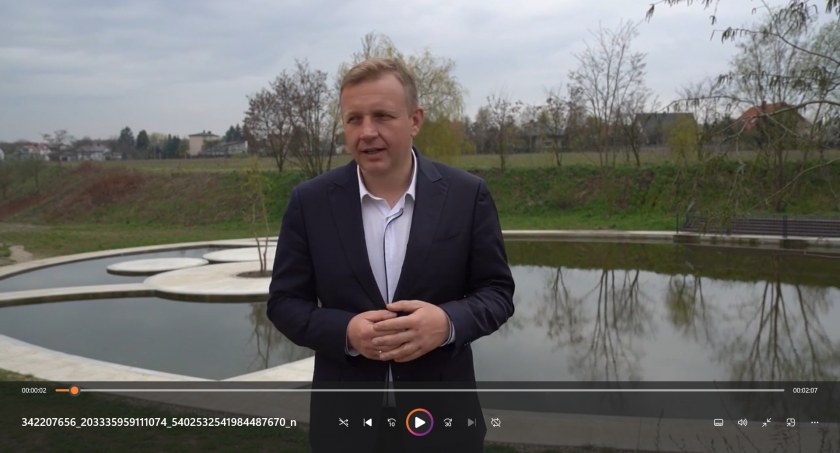 [WIDEO] Radny Łukasz Więcek: Glinianki coraz droższe, mają kosztować więcej niż połowa basenu. A wystarczyło tak nie ciąć