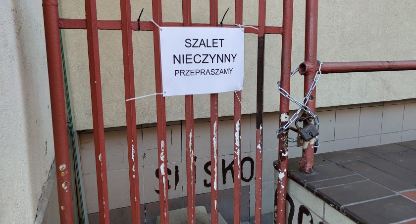 Szalet przy Reymonta. Radny Andrzej Kucharski: Pecunia non olet. A jak coś jest za darmo, to ludzie tego nie szanują