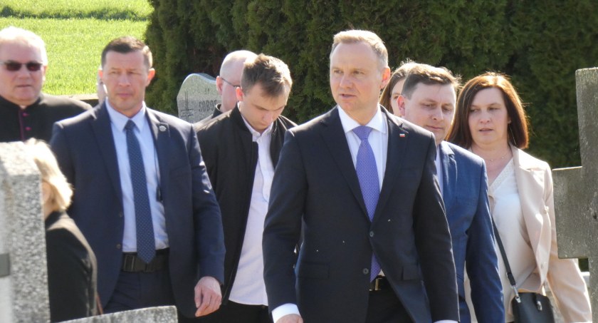 [WIDEO, ZDJĘCIA] Prezydent Andrzej Duda odwiedził Chełmo w gminie Masłowice. Złożył kwiaty na grobach bliskich