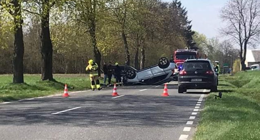 Silniczka, gmina Żytno. Dachowanie Mitsubishi, dwie osoby zabrane do szpitala 