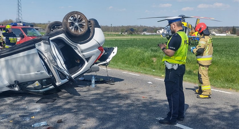 Kierowca mitsubishi zjechał na lewy pas, wjechał do rowu, auto dachowało. Na miejsce wezwano śmigłowiec LPR