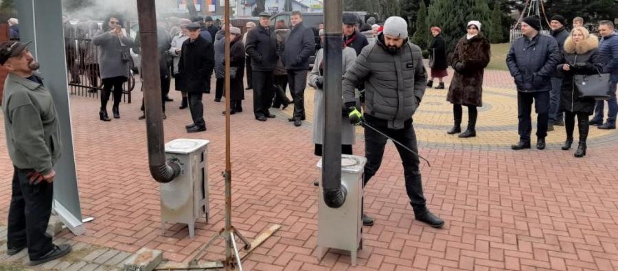 Pokazywali, jak prawidłowo palić w piecu. Po mszy, pod kościołem