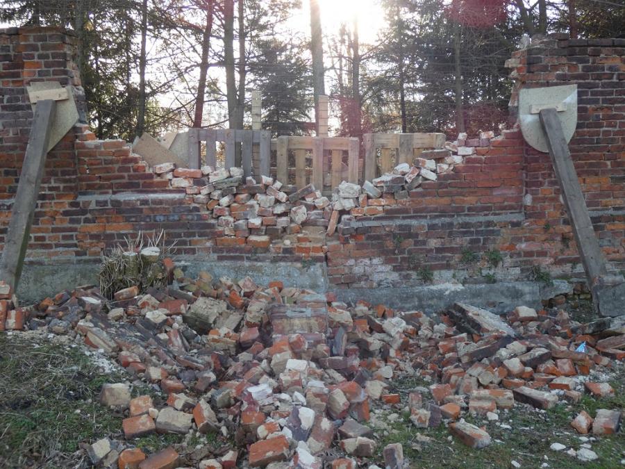 Rozpadający się mur wokół klasztoru.