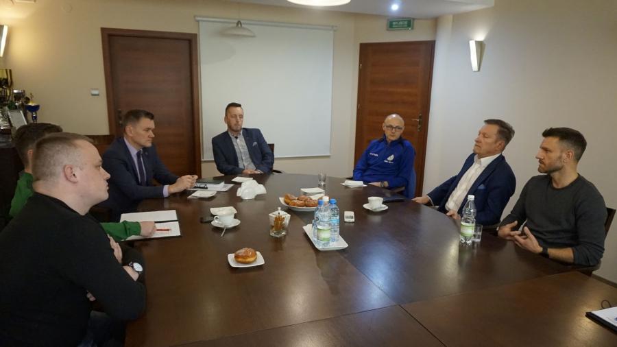 Starostwo pokryje koszty wynajmu boiska w Kleszczowie? Wsparcie powiatu dla sportu