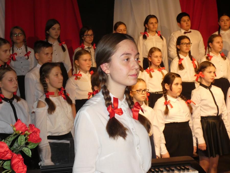 [ZDJĘCIA, FILM] Ojczyzna, to tylu ile nas zginęło. Wiersze i śpiew w wykonaniu uczniów PSP nr 2