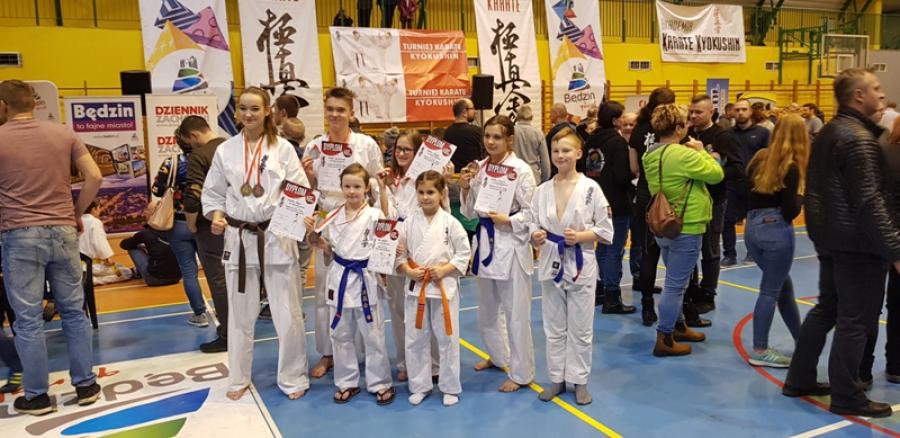 Medale karateków na zawodach w Będzinie i Lubawce
