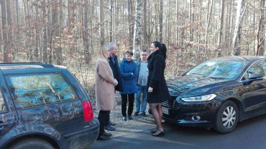Starosta Pokora znów sprawdza stan dróg. Osobiście. Tym razem w Przedborzu