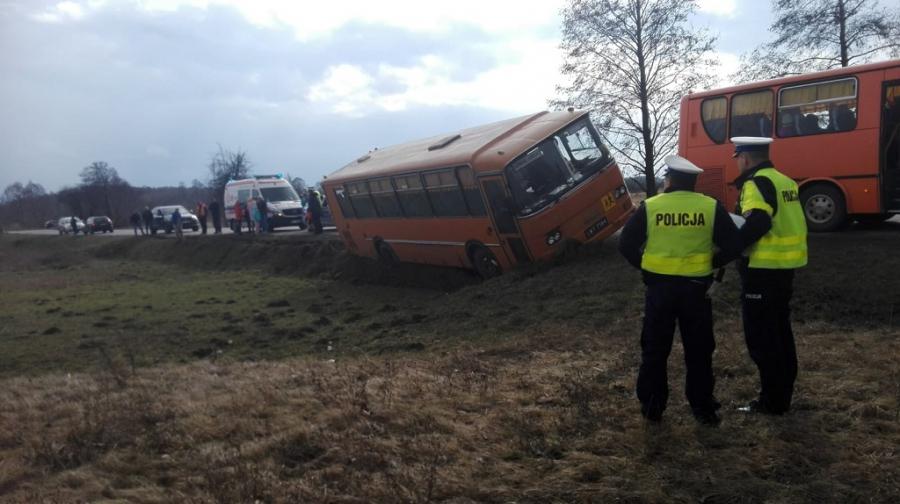 Gimbus w rowie. W autobusie 11 dzieci. Nikomu nic się nie stało