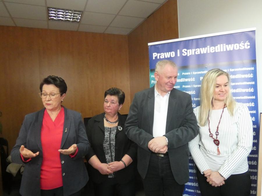 [WIDEO] PiS mówi: pieniądze na nasze programy są. A emeryci nas chwalą