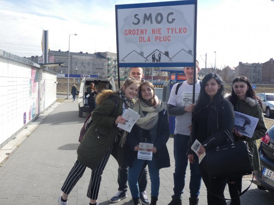 Happening: smog nas truje. Uczniowie Mechanika uczyli na terenie Era Parku