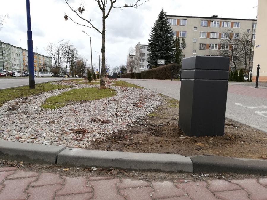 Betonowe słupki przy Leszka Czarnego. Już są. I chronią