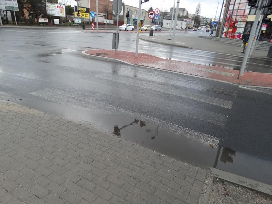 Przejścia i linie znikają. - To całkowicie naturalne, bo to zwykła, najtańsza farba
