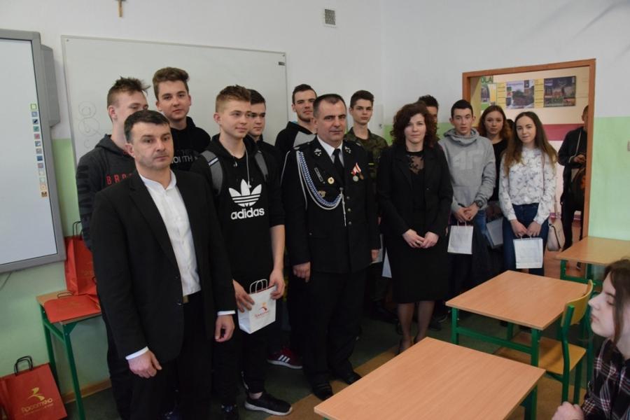 Konkurs „Młodzież zapobiega pożarom”. Nagrody w PSP nr 2 rozdane