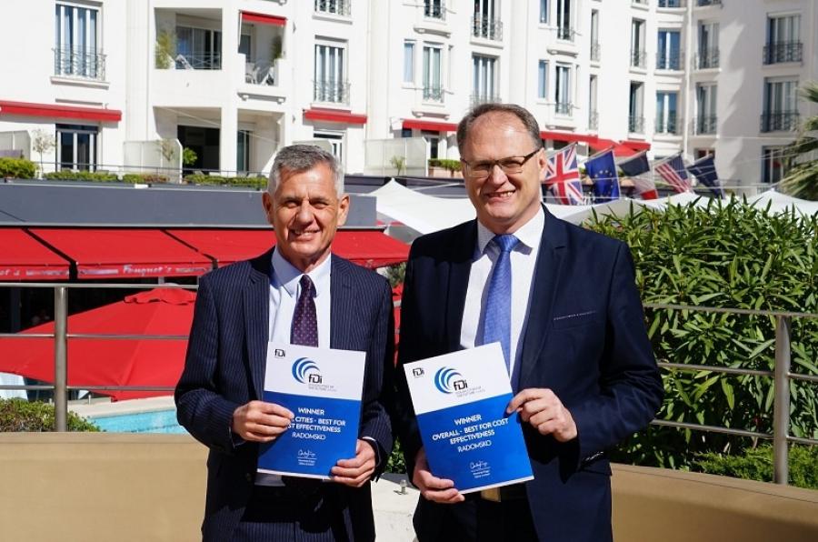 Prezydent Jarosław Ferenc odbiera nagrodę dla Radomska. W Cannes