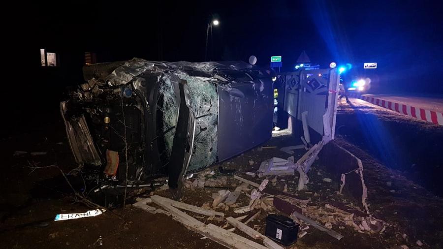 Pijany kierowca na zakręcie wjechał w ogrodzenie i przewrócił samochód