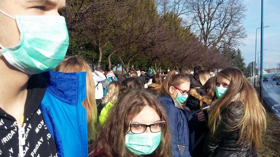 Niemy protest w maskach. Happening uczniów Drzewniaka na Brzeźnickiej