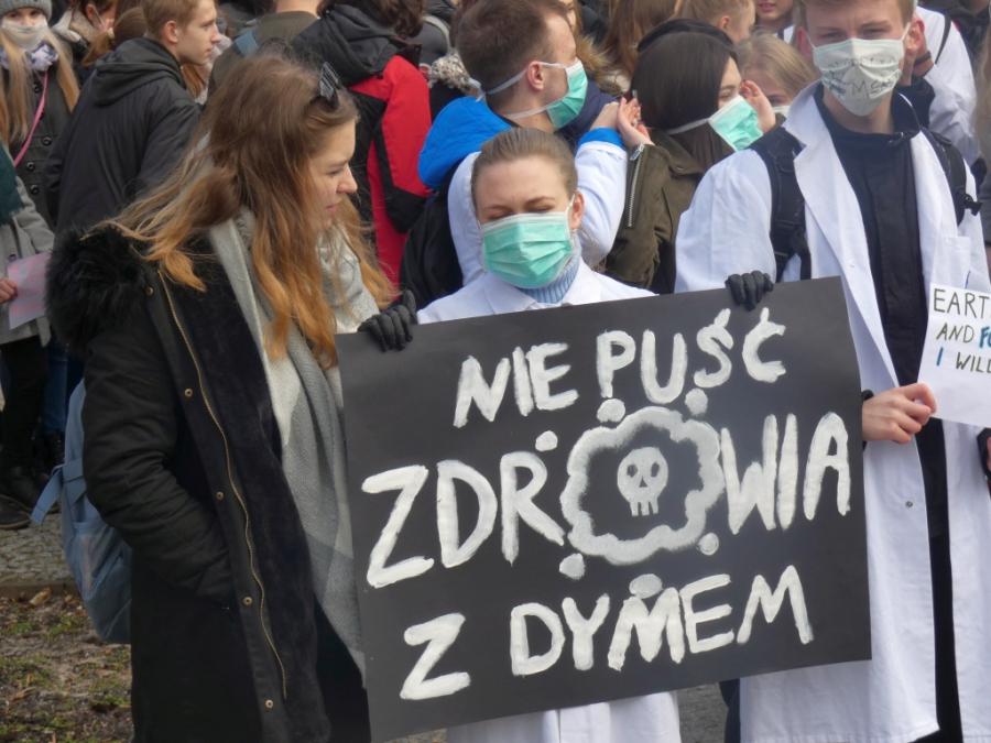 [FILM, ZDJĘCIA] Kilkuset uczniów protestowało przeciwko zmianom klimatu