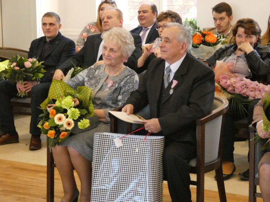 [ZDJĘCIA] Uroczystość w USC: sześć par obchodzi jubileusz Złotych Godów