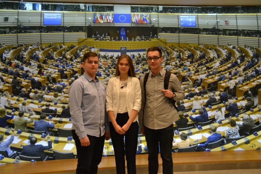 Parlament Europejski, Atomium: młodzież zwiedzała Brukselę