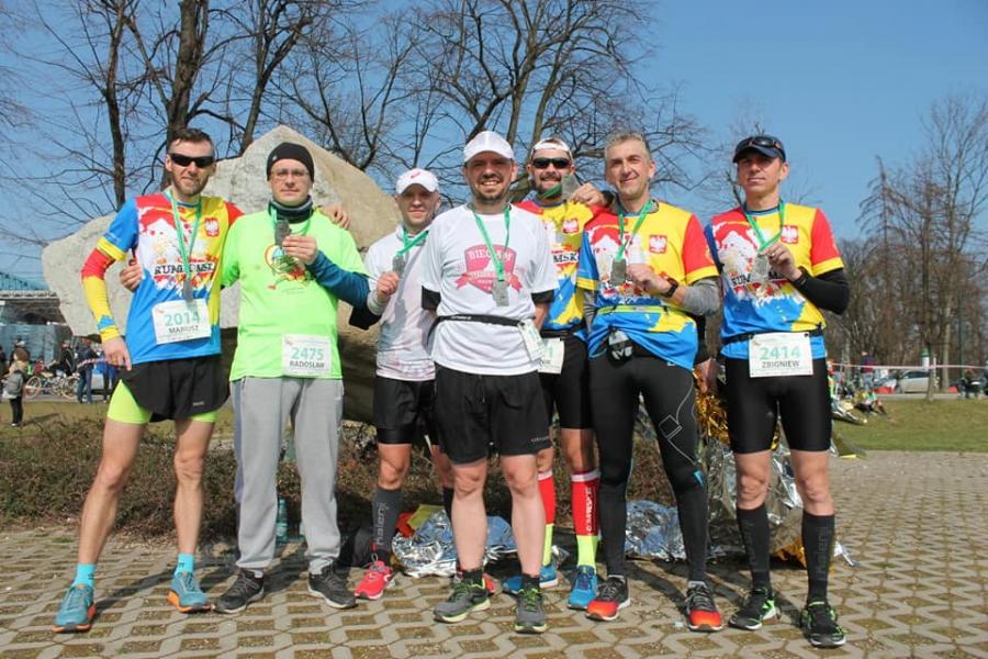 Życiówki i debiuty. Radomszczanie pobiegli w krakowskim półmaratonie