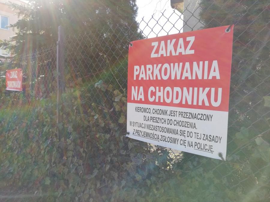 Sposób na niesfornych kierowców: czy takie tabliczki mają sens?