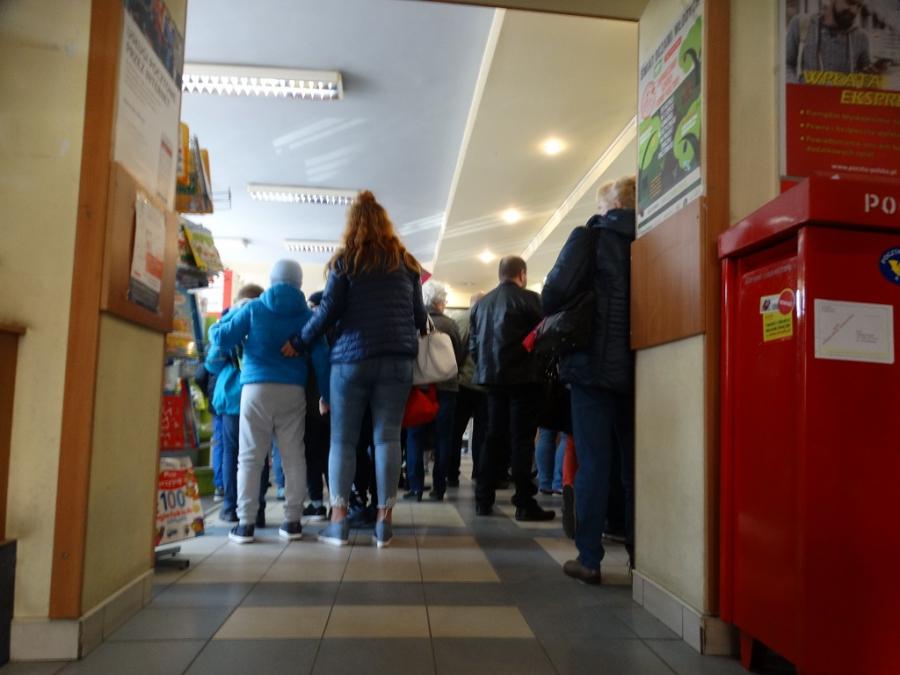 Nowe ceny znaczków i nerwy w kolejkach na poczcie