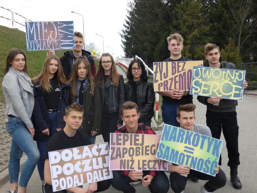 Narkotyk=Samotność. Uliczny happening uczniów Mechanika