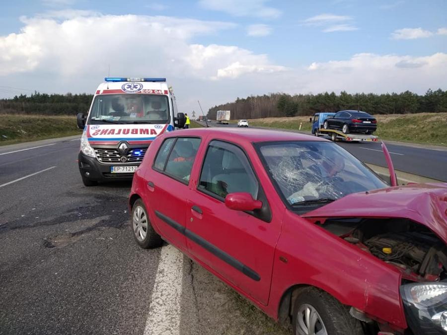 DK1: Zderzenie trzech samochodów, pięć osób przewiezionych do szpitala