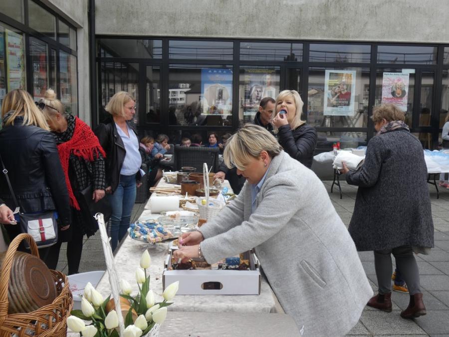 Grill i punkt konsultacyjny Koniczynki w MDK na zakończenie VII Radomszczańskich Dni Autyzmu