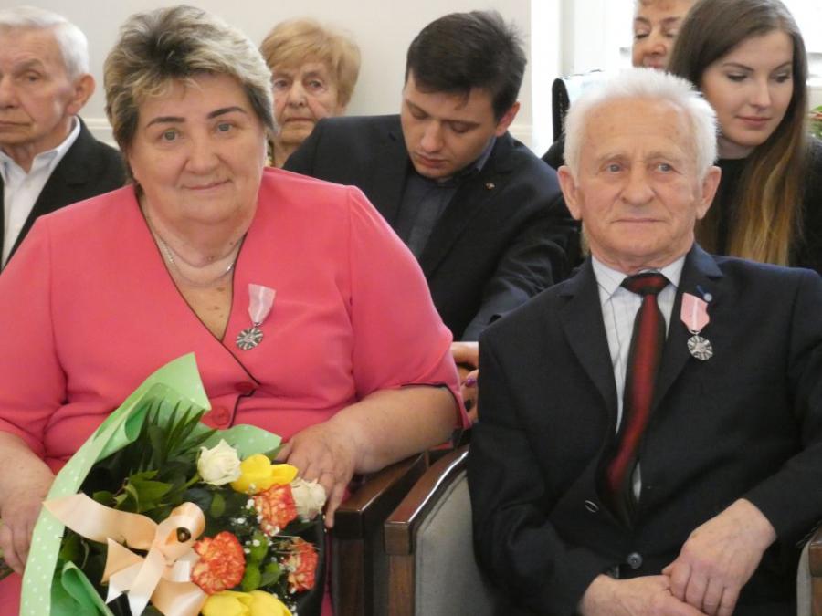 [ZDJĘCIA] Przeżyli ze sobą 50 lat. Dzisiaj odebrali medale za długoletnie pożycie
