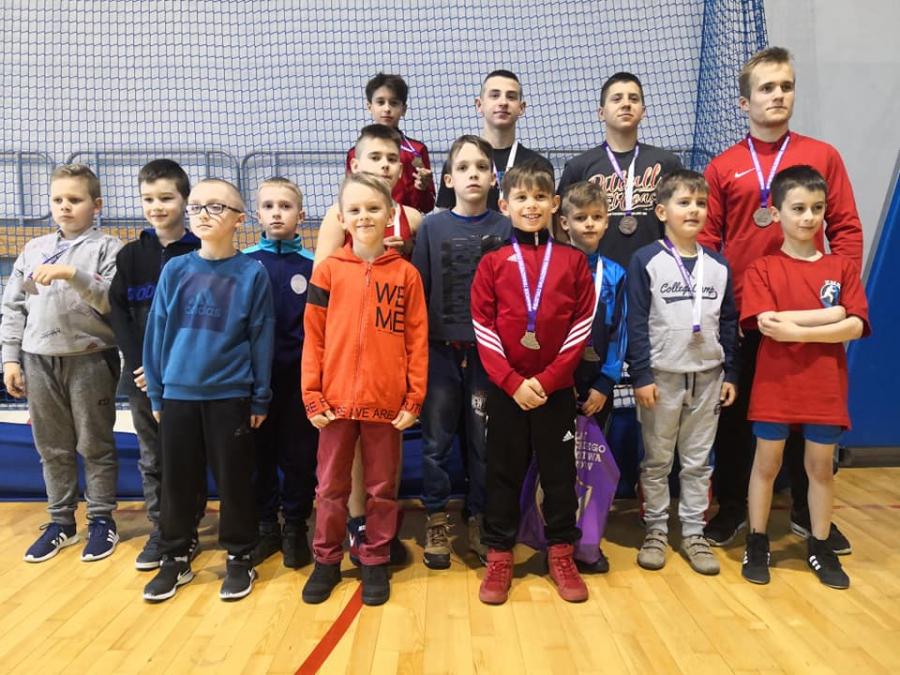 12 medali wywalczyli zawodnicy Zapaśniczego Klubu Sportowego