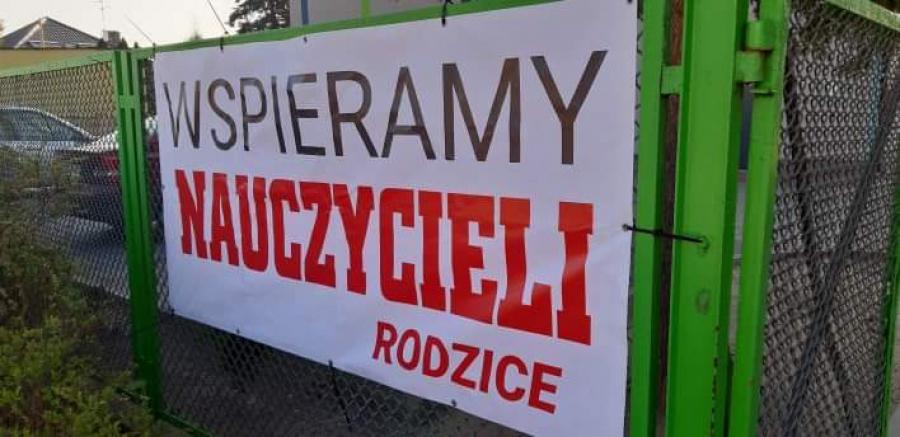 [STRAJK NA ŻYWO] Głosy poparcia i piosenka strajkujących nauczycieli