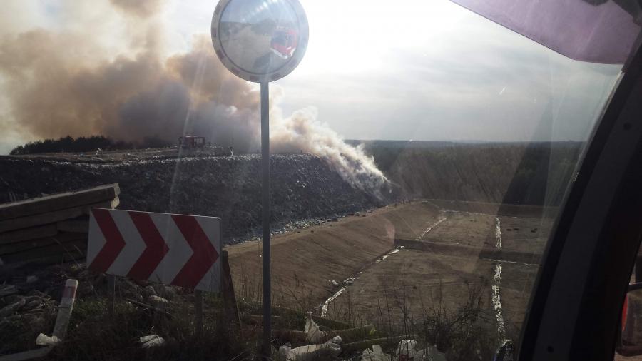 Płonie składowisko odpadów w miejscowości Kąsie w gminie Kamieńsk