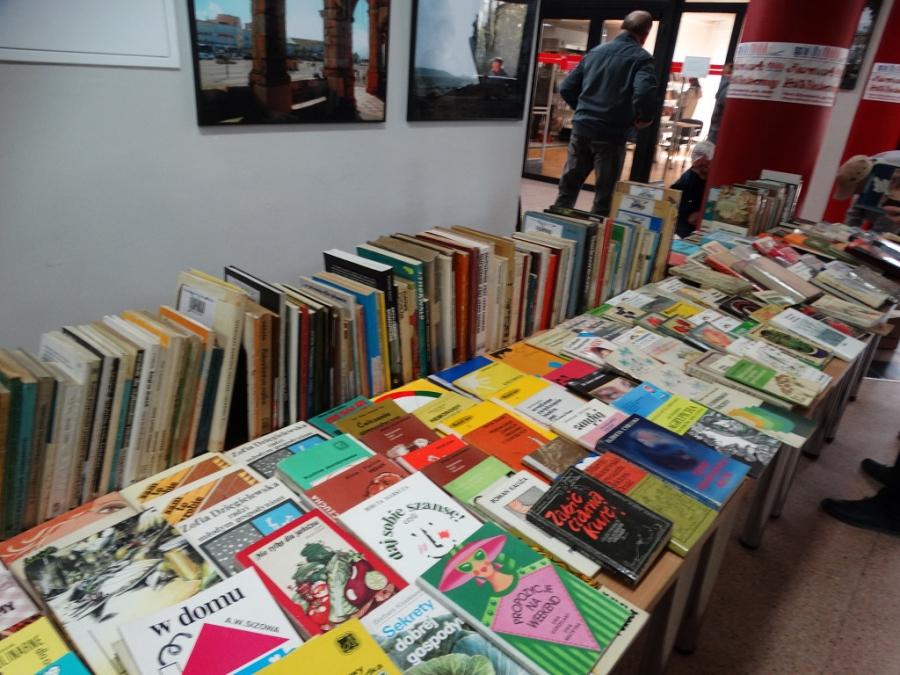 W bibliotece trwa kiermasz książki. Duży wybór w symbolicznych cenach